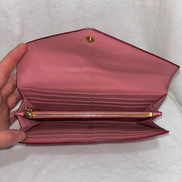 Long pink Miu Miu wallet with red lettering and metal snap button closure - Picture 4 of 5